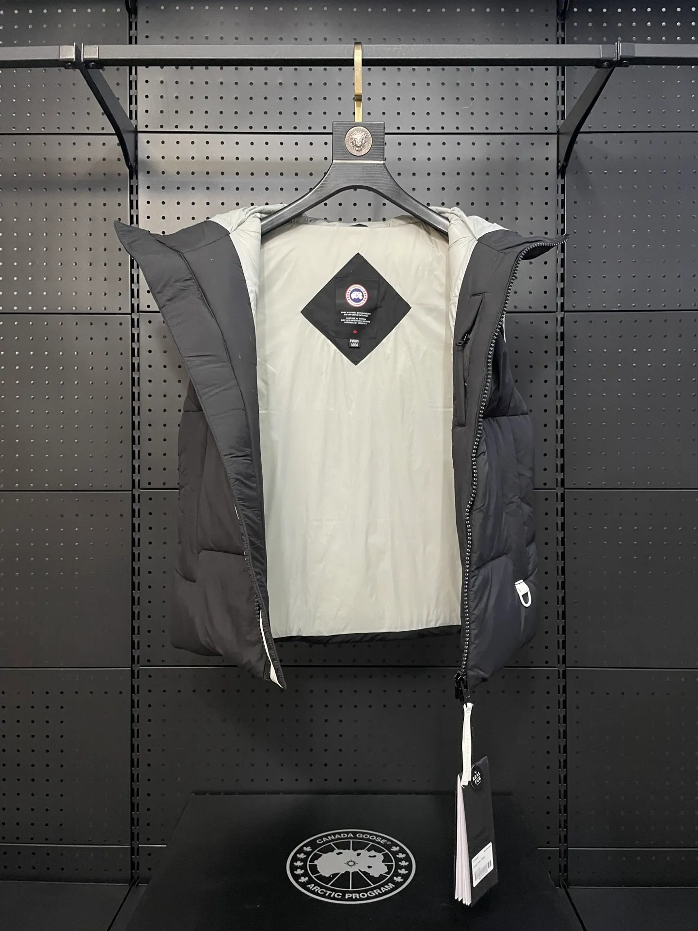 P500 Style number: Y108 Black, top pure quality, white label capsule vest for couples. Design concept: new limited edition white label vest, same style for men and women, filled with 625 fill power white goose down, and the fabric has a satin feel. Suitable for wearing in spring and autumn in various cities, this round neck design is classic and versatile, and has good thermal insulation effect! Fabric + Features: Fabric: 85% polyester, 15% cotton, windproof and waterproof Lining: 100% polyester, windproof and waterproof Filling: 80% pure white duck down, 20% pure white feather Fill power: 625 Care instructions: Dry clean Pockets: Straight insert + diagonal insert Pocket Zipper: Genuine ykk two-way entrance zipper tei temperature and feeling index 1: lightweight minus 5 degrees to 5 degrees. Technology: The fabric is made of cordura polyamide fabric, which is a new functional fabric and a leading technology product. The durability is 2 times higher than ordinary nylon fabric. Wear resistance, strong tear resistance, good hand feel and good color.   The liner is filled with imported 625 fill power 80 white duck down, and the liner is reinforced with anti-runaway velvet liner. The fly on the front center fly is designed with snap buttons to prevent ventilation and rain. Whether it is hiking, urban walking or polar exploration, this style can help you find the Canada Goose vest that suits your body, activities and lifestyle. Size: XS-XL